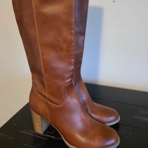 Womens brown tall boots with heal. size 8.